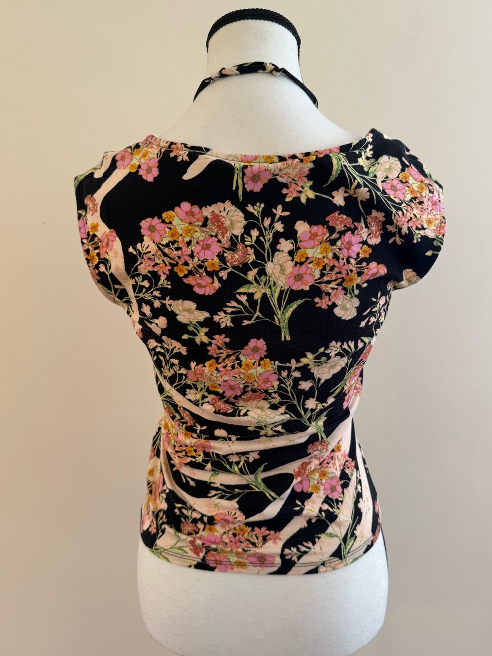 Guess - Floral Strappy Keyhole Women’s Top in Black and Pink size Small - Picture 3 of 5